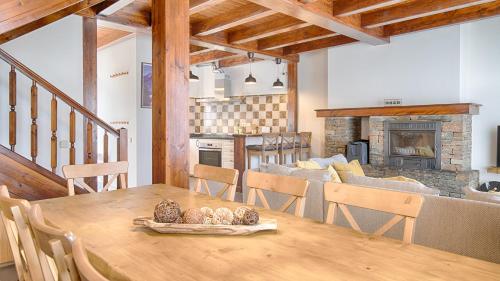 cocina y comedor con mesa de madera y sillas en Saplan Real Estate ARRES DE SUS, en Arró