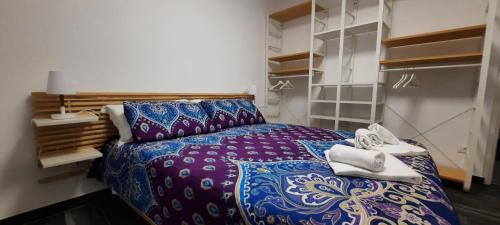 ein Schlafzimmer mit einem Bett mit Schuhen drauf in der Unterkunft Appartamento Ambrosia in Manarola