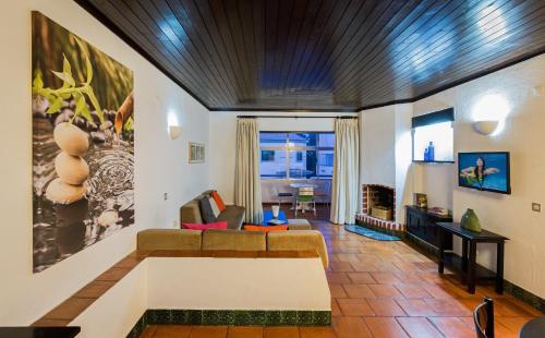 uma sala de estar com um sofá e uma mesa em Apartamentos Azul Mar em Albufeira
