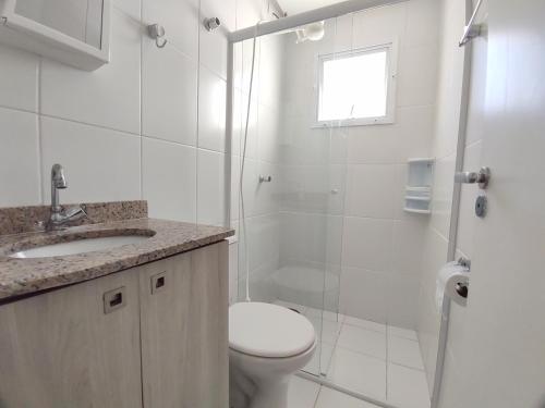 Apartamento a 100 metros da Praia في بيرتيوغا: حمام مع مرحاض ودش ومغسلة