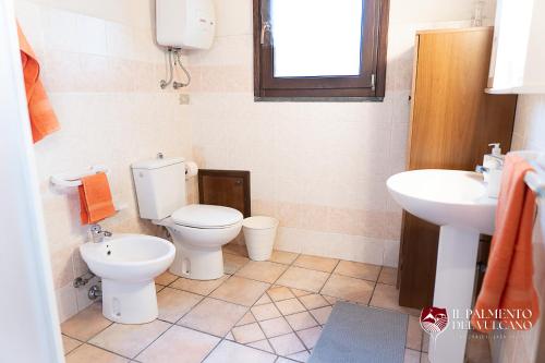 baño con 2 aseos y lavamanos en Chalet il Palmento del Vulcano, en Bronte