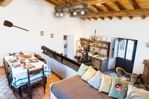 ein Wohnzimmer mit einem Tisch und einem Esszimmer in der Unterkunft Chalet il Palmento del Vulcano in Bronte