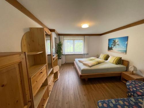1 dormitorio con cama y sofá en Landhaus Sonne, en Maishofen