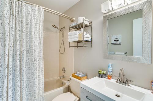 ein Badezimmer mit Waschbecken, Toilette und Spiegel in der Unterkunft Wellington Vacation Rental Private Saltwater Pool in Wellington