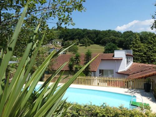 une villa avec piscine et une maison dans l'établissement VILLATIMAHE 4 étoiles vue montagnes au calme 6 min des plages, à Urrugne