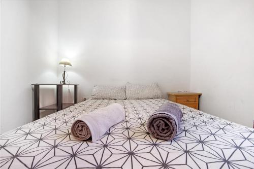 een slaapkamer met een groot bed met paarse dekens bij Casa Los Guaydiles 2 in Triquivijate