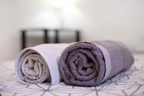 a rolled up towel on top of a bed at Casa Los Guaydiles 2 in Triquivijate