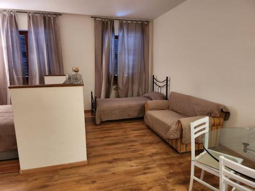 sala de estar con sofá y mesa de cristal en YOUR HOME OUTLET 6, en Serravalle Scrivia