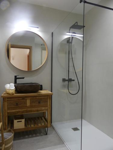 a bathroom with a shower and a mirror at VILLATIMAHE 4 étoiles vue montagnes au calme 6 min des plages in Urrugne