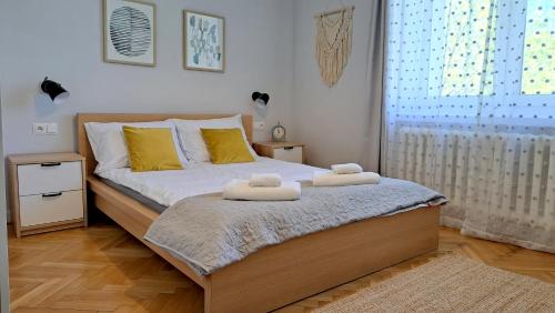 ein Schlafzimmer mit einem Bett mit zwei Handtüchern darauf in der Unterkunft Apartament Między Jeziorami in Augustów