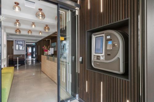 eine Geldautomat an der Wand eines Gebäudes in der Unterkunft Hotel Adler in Friedrichshafen