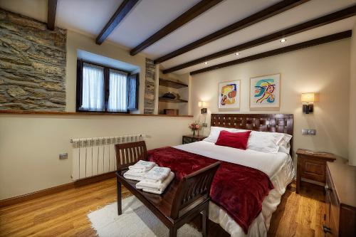 a bedroom with a bed and a table with towels at La Era De Somao in Somado