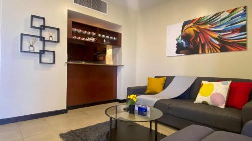 مسارات النور في King Abdullah Economic City: غرفة معيشة مع أريكة وطاولة