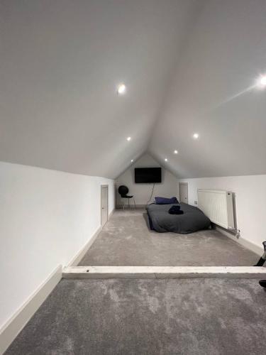 um quarto com uma cama e uma televisão em Star London Finchley Road 3-Bed Haven em Londres