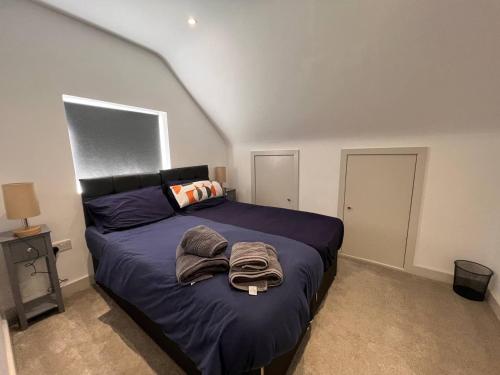 - une chambre avec un lit et une chemise dans l'établissement Star London Finchley Road 3-Bed Haven, à Londres