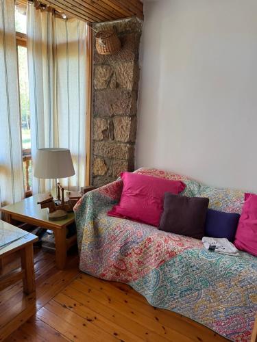 sala de estar con sofá y mesa en Ebro Wellness Molino (Rural Island), 