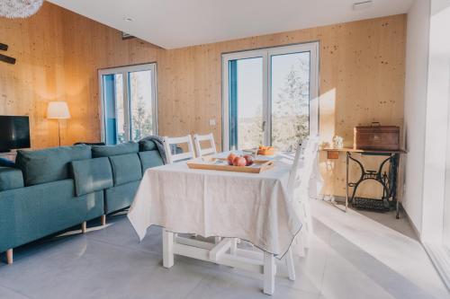 ein Wohnzimmer mit einem Tisch und einem Sofa in der Unterkunft Janina's Dragonfly house in Nova Vas