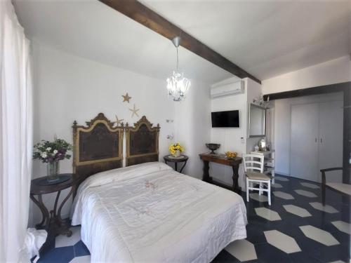 トロペアにあるCasa Vacanze Miceliのベッドルーム1室(大型ベッド1台、テーブル、椅子付)
