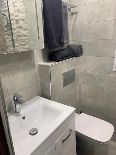 Pazardzhik suite home tesisinde bir banyo