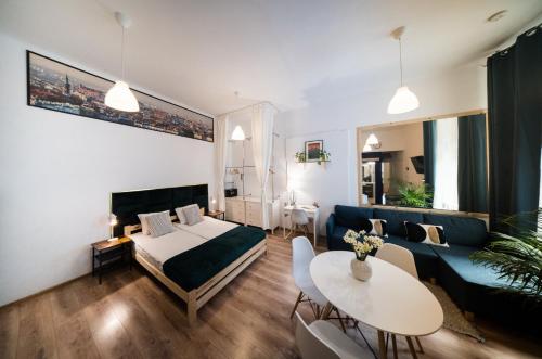 Habitación de hotel con cama y sofá en Roller Aparthotel en Cracovia