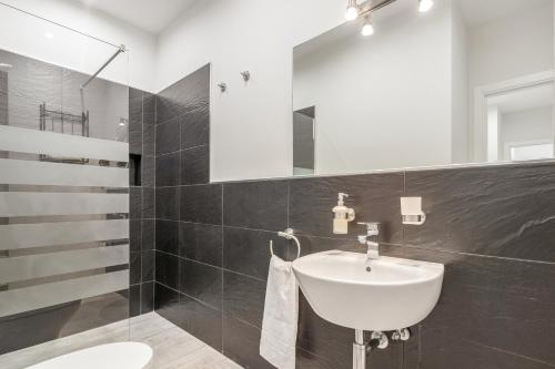 La salle de bains est pourvue d'un lavabo blanc et d'un miroir. dans l'établissement GAV Cerrillo, à Ronda