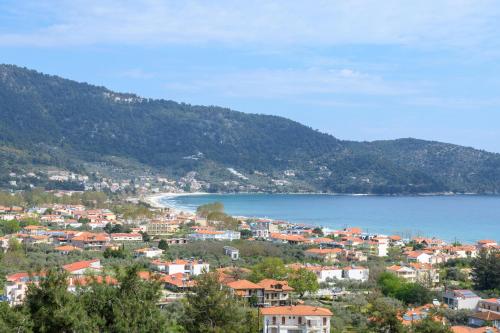 un pueblo en una colina con un cuerpo de agua en Villa Panorama, en Skala Potamias