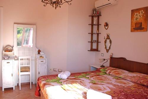Schlafzimmer mit einem Bett, einem Tisch und einem Fenster in der Unterkunft Vida Noa - Casa vista mare - Sud Sardegna in Nebida