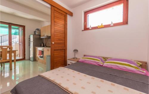 um quarto com uma cama e uma cozinha em Beautiful Apartment In Biograd Na Moru With Wifi em Biograd na Moru