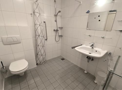 łazienka z toaletą i umywalką w obiekcie Seaview, Deurloo 53-12 Cadzand w mieście Cadzand
