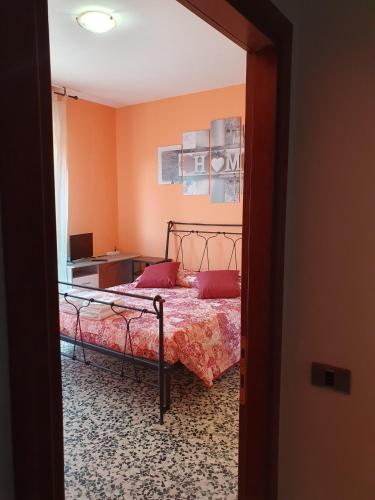 a bedroom with a bed and a desk at Andrea affittacamere e B&B in Solignano Nuovo