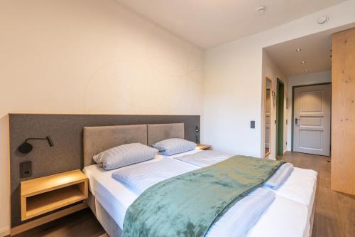Letto o letti in una camera di LANDHOTEL ALTE ZOLLSTATION- Historical Building