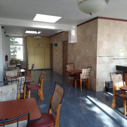 Coin salon dans l'établissement Howard Johnson by Wyndham Toluca