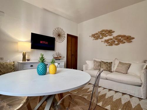a living room with a white table and a couch at NUOVO Luminoso a 100 passi dalla piazza in Rio nellʼElba