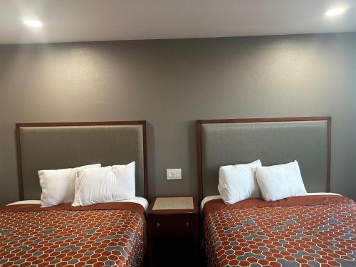 Кровать или кровати в номере ROYAL MOTEL TRACY