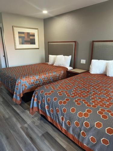 Кровать или кровати в номере ROYAL MOTEL TRACY