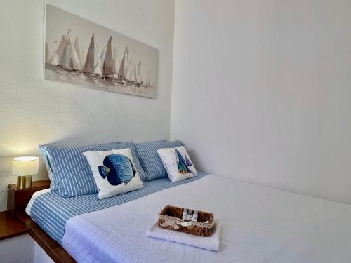 a small bedroom with a bed with a blue couch at NUOVO Luminoso a 100 passi dalla piazza in Rio nellʼElba