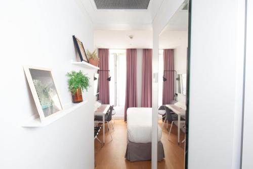 een ziekenhuiskamer met een bed en een bureau bij Hôtel Vendome Saint-Germain in Parijs