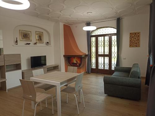 eine Küche und ein Wohnzimmer mit einem Tisch und Stühlen in der Unterkunft EderaHouse in Cerano d'Intelvi