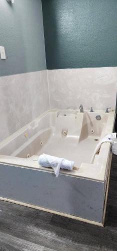 Salle de bains dans l'établissement Stratford Inn Tyler