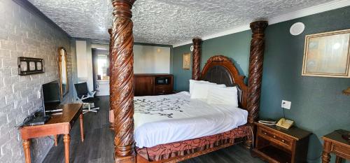 Postel nebo postele na pokoji v ubytování Stratford Inn Tyler