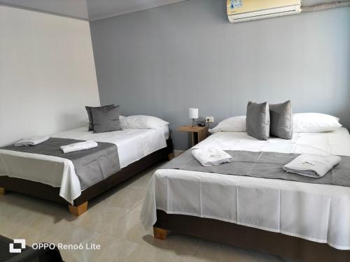 two beds sitting next to each other in a room at Mary & Matt lodge in Providencia