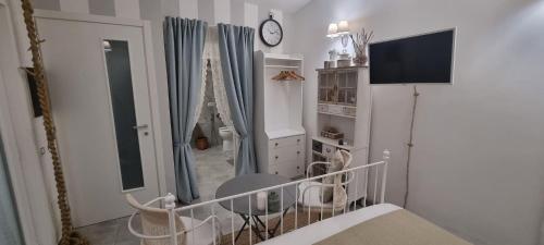 una camera con letto, specchio e TV di La Cameretta al Porto a Ischia