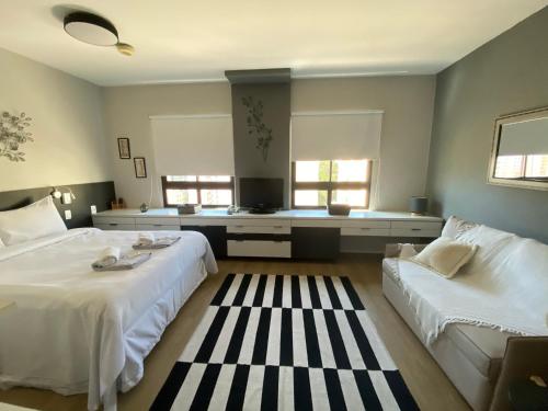 um quarto grande com 2 camas e um tapete em Comfort Flat Pinheiros em Hotel 4,5 estrelas em São Paulo