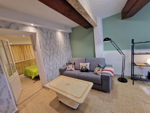 uma sala de estar com um sofá e uma mesa em APPARTEMENT L'AGATHOIS-1 em Agde