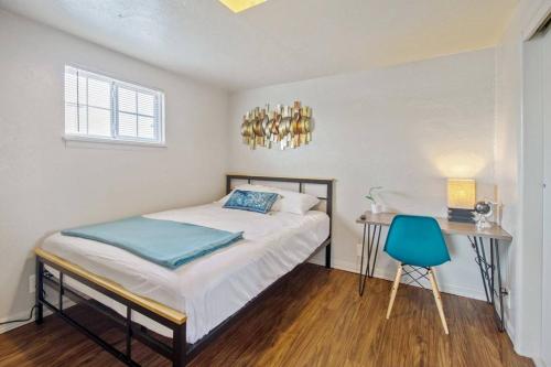 - une chambre avec un lit, une table et une chaise dans l'établissement Affordable for long stay great for travel workers, à Oklahoma City