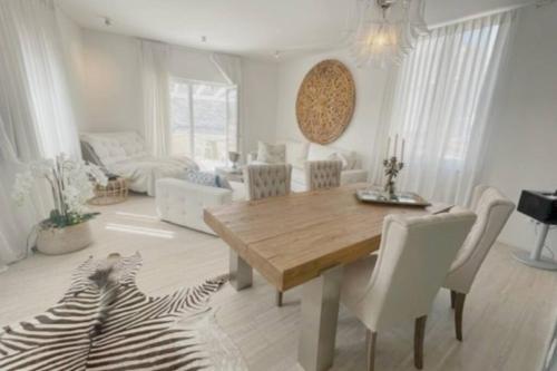 uma sala de jantar com uma mesa de madeira e um tapete de zebra em 2 Bedroom Apartment in Rovinj em Rovinj