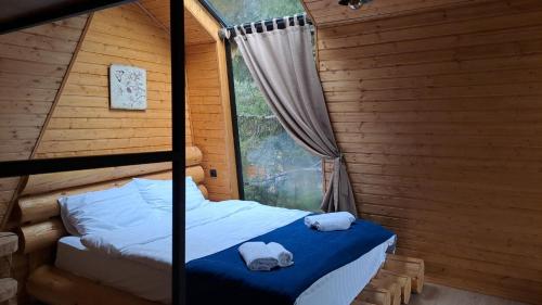 מיטה או מיטות בחדר ב-Cottage Galileo in Abastumani