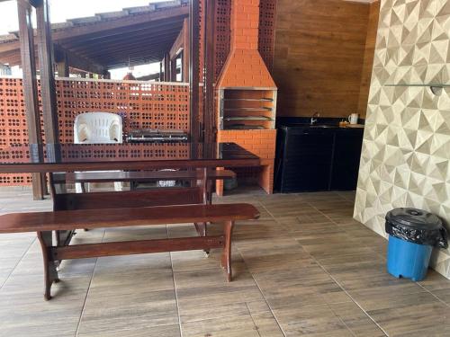mesa y bancos en una habitación con cocina en CASA EM CONDOMÍNIO, en Salinópolis