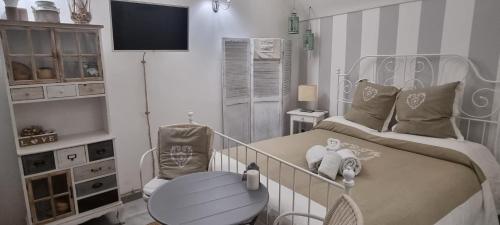 una camera con letto e TV di La Cameretta al Porto a Ischia