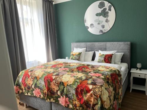 een slaapkamer met een bed met een bloemenbed bij Studio 8 in Hameln